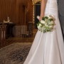 vestido de lado no altar
