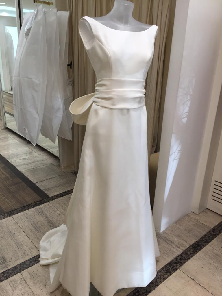 Abito di Atelier mod. Prodotto da Elisabetta Polignano, collezione Vittoria  | Weddalia