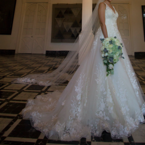 Vestido lateral y velo